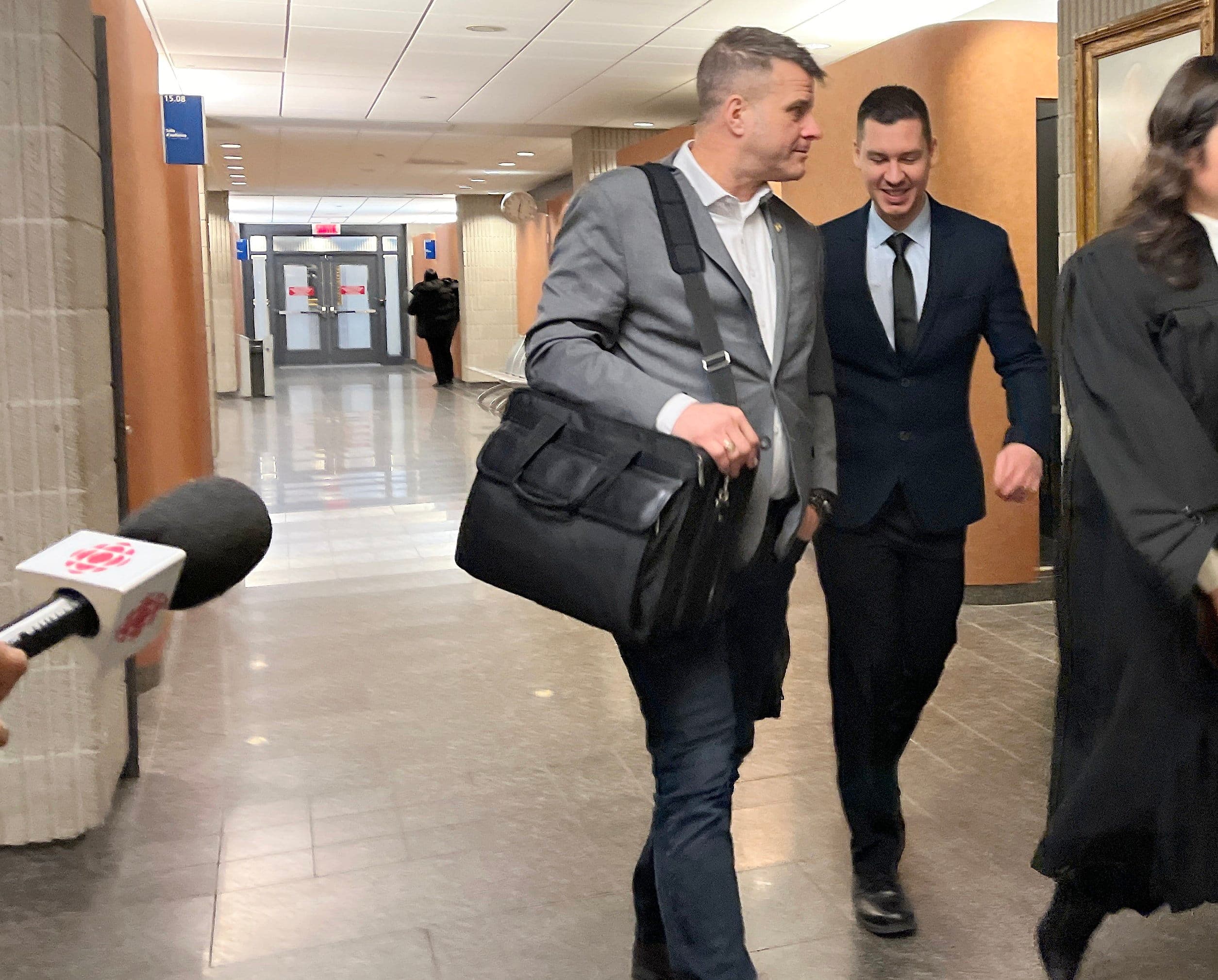 À droite, Maxim Baril, policier de la Sûreté du Québec à Val-d’Or, témoigne ce 7 février 2024 au palais de justice de Montréal, dans le cadre du procès civil en diffamation de 42 policiers de Val-d’Or qui réclament 2,9 millions $ à Radio-Canada, en lien avec un reportage de l’émission Enquête paru en 2015. PHOTO MICHAËL NGUYEN