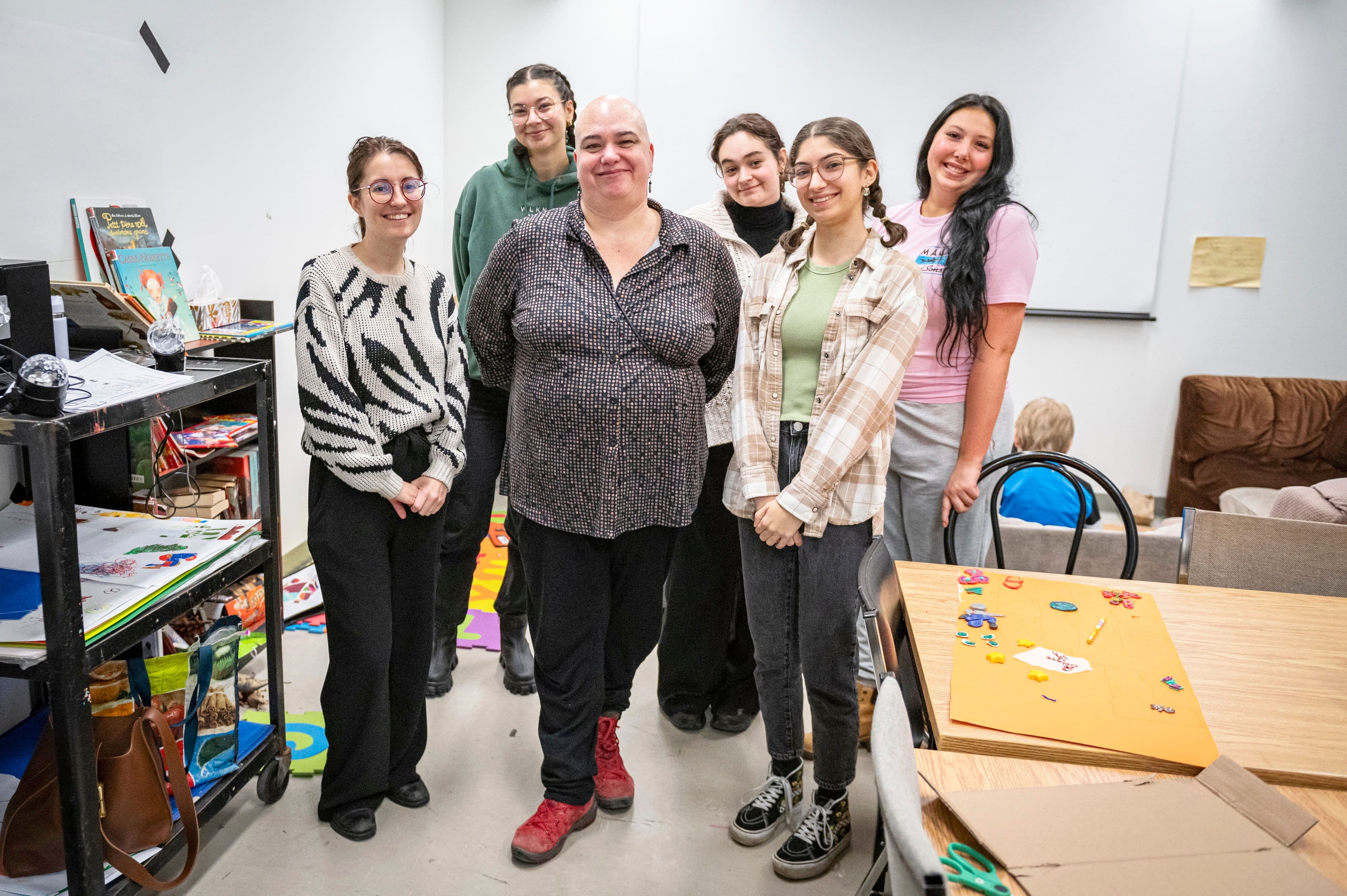 Annie Noël de Tilly (au centre), coordonnatrice générale du Comité de soutien aux parents étudiants de l'UQAM, en compagnie des étudiantes en enseignement Aurégan Damourette, Yamine Abid, Élyse Lacroix, Tatiana Nassif et Camille Dancause.