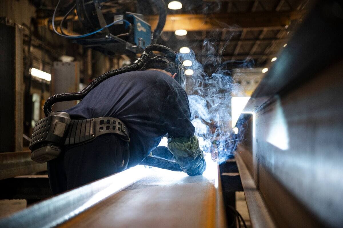Un travailleur de Beauce Atlas à Sainte-Marie-de-Beauce, qui fabrique 35 000 tonnes d'acier par an.