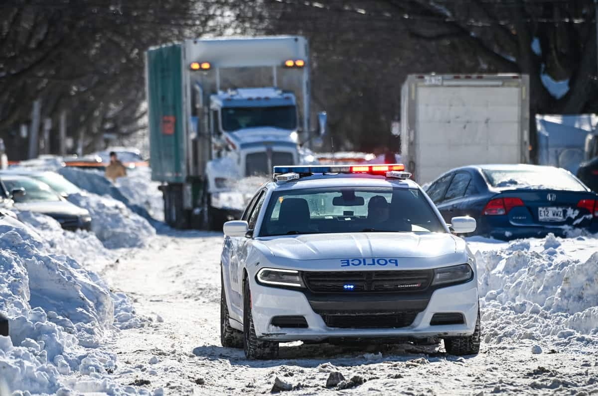 Au lendemain du meurtre d’un homme de 20 ans, Mouaade Fakhoury, les policiers du SPVM se trouvaient toujours sur la scène de crime, sur la rue Cousineau, dans l’arrondissement d’Ahuntsic-Cartierville, à Montréal, le jeudi 20 février 2025.