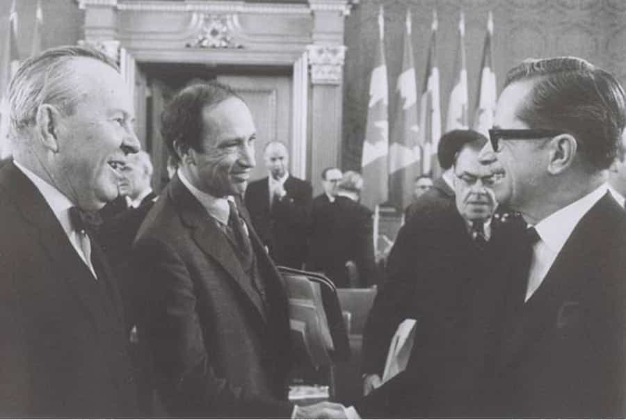 Pierre Trudeau en 1968 avec son prédécesseur Lester Pearson à gauche et Daniel Johnson à droite, alors premier ministre du Québec.