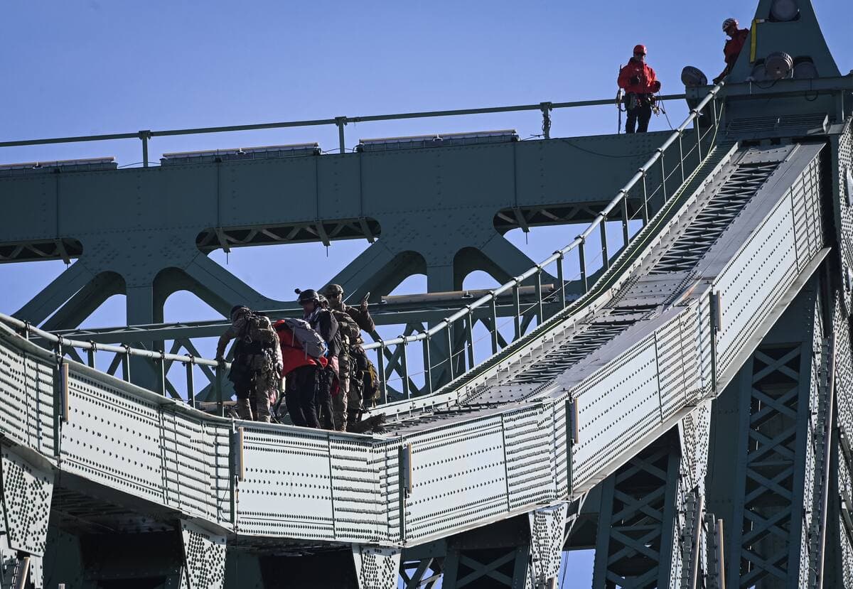 Des manifestants écologistes sont grimpés au sommet du Pont Jacques-Cartier, le mardi 22 octobre 2024. Sur la photo, on aperçoit les deux manifestants qui sont évacués de la structure.
MAXIME DELAND/AGENCE QMI