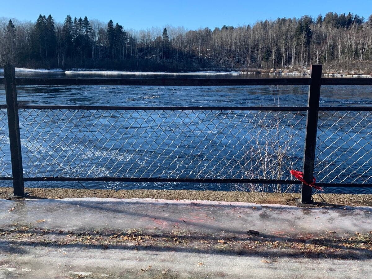 Eva-Rose Gauthier, 4 ans, a défoncé la clôture de métal qui longe la rivière Mistassibi avec son traîneau avant d’y sombrer le 22 décembre 2023.