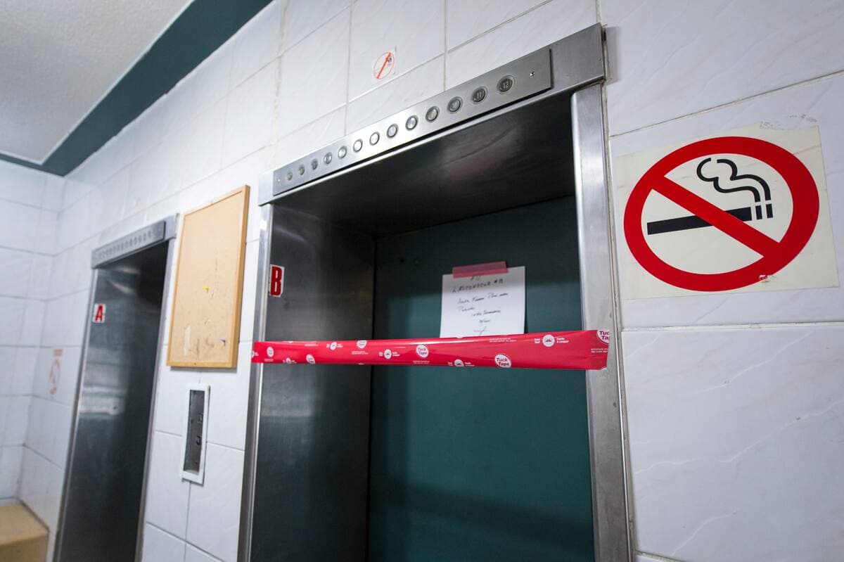 Quatre-vingt-dix logements du Manoir Lafontaine (3485, avenue Papineau) sont menacés d'évacuation temporaire pour travaux majeurs, à Montréal, le mardi 6 avril 2021. Il s'agirait plutôt d'une tentative de rénoviction, selon plusieurs. Sur cette photo: L’un des ascenseurs non fonctionnels. JOËL LEMAY/AGENCE QMI