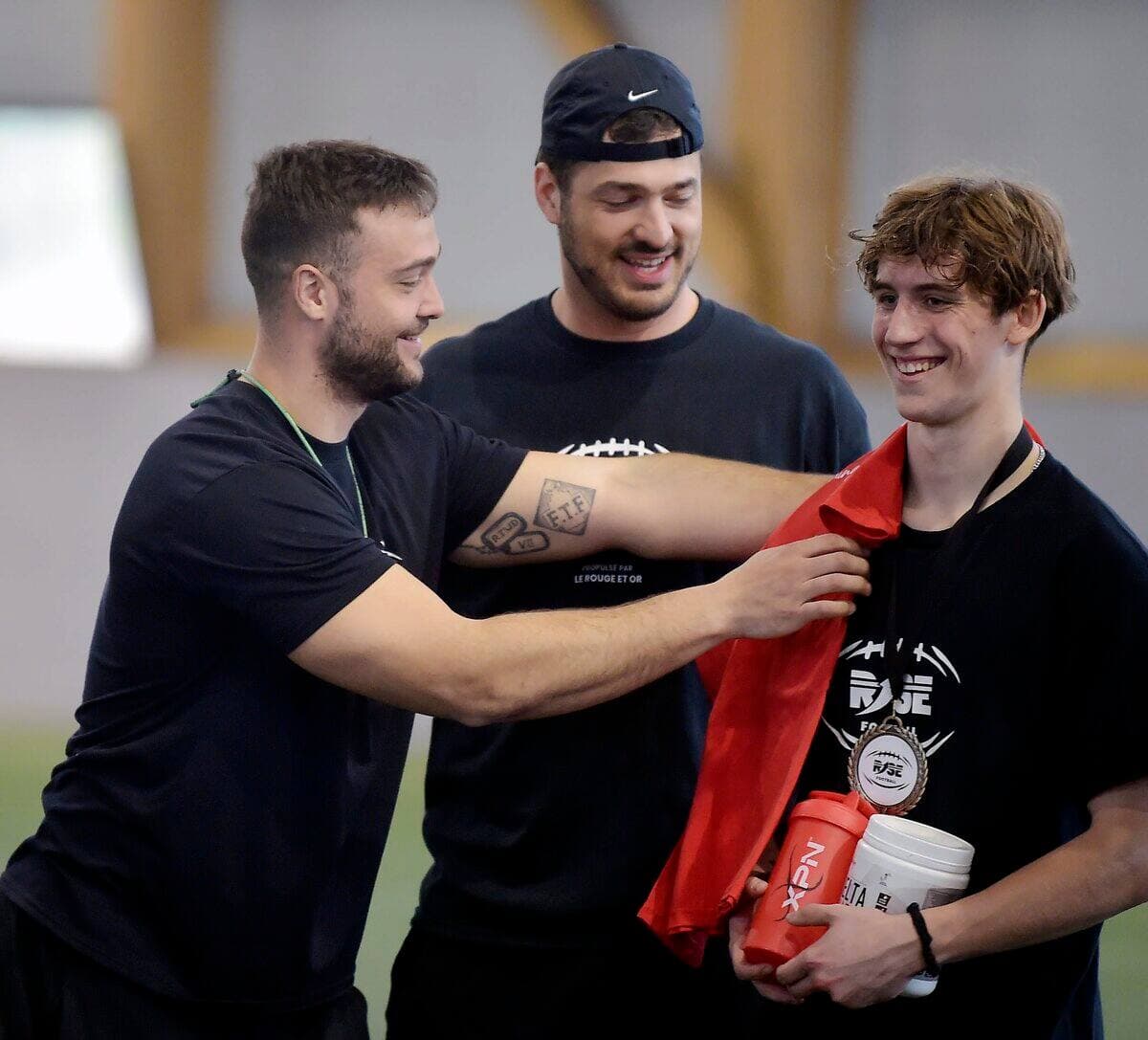 Adam et Antony Auclair ont pris plaisir à récompenser plusieurs jeunes après de bonnes performances à l'entraînement.