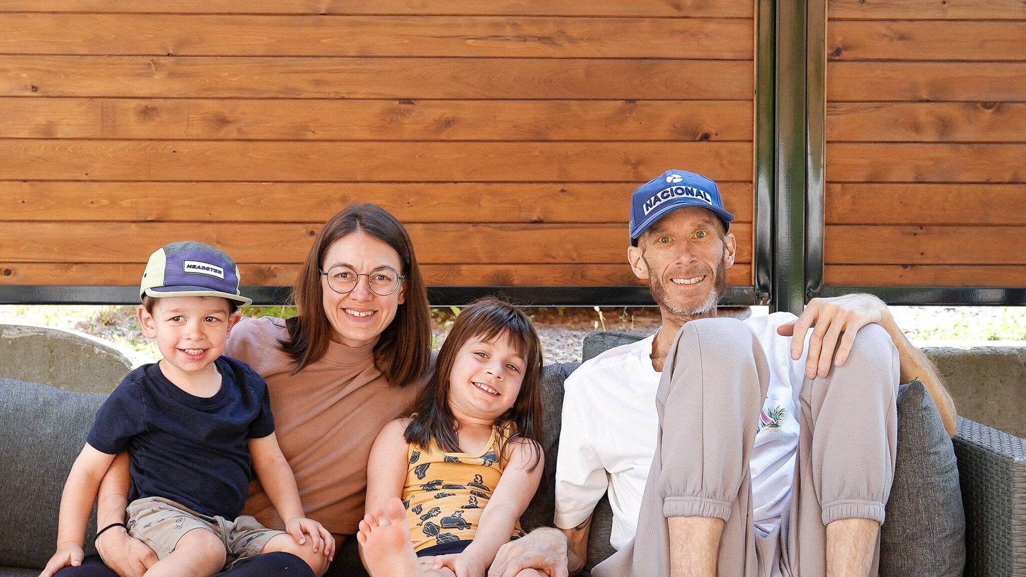 Christian Beaulieu pose entouré de sa petite famille; Laurier, 2 ans, Margot, 5 ans, et sa conjointe, Émilie Girard-Tremblay, 40 ans.