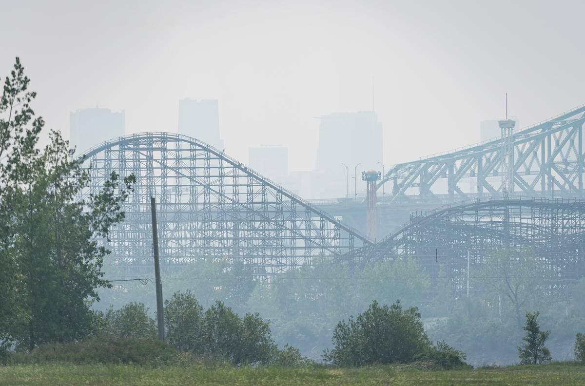 Du smog était bien visible sur le Centre-Ville de Montréal, le pont Jacques-Cartier et la Ronde en raison de la fumée provenant des feux de forêt dans le nord-ouest de l’Ontario et du Manitoba.