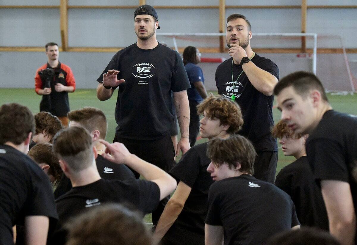 Les frères Antony et Adam Auclair ont prodigué leurs connaissances à de nombreux jeunes au Stade Telus de l'Université Laval.