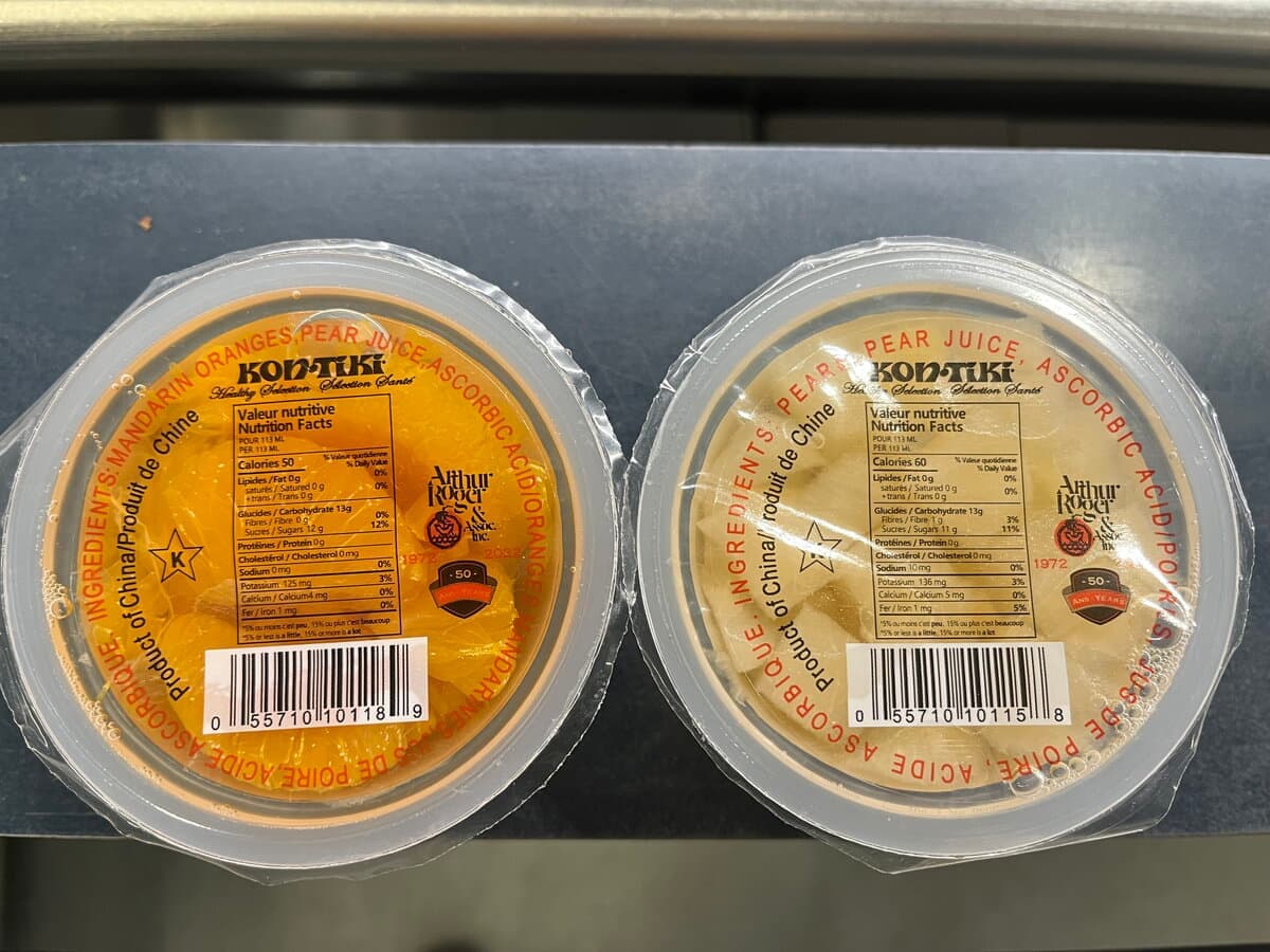 Des compotes de mandarines, oranges et poires faites en Chine sont toujours en vente à l’hôpital Saint-Sacrement, à Québec, en mars 2025.