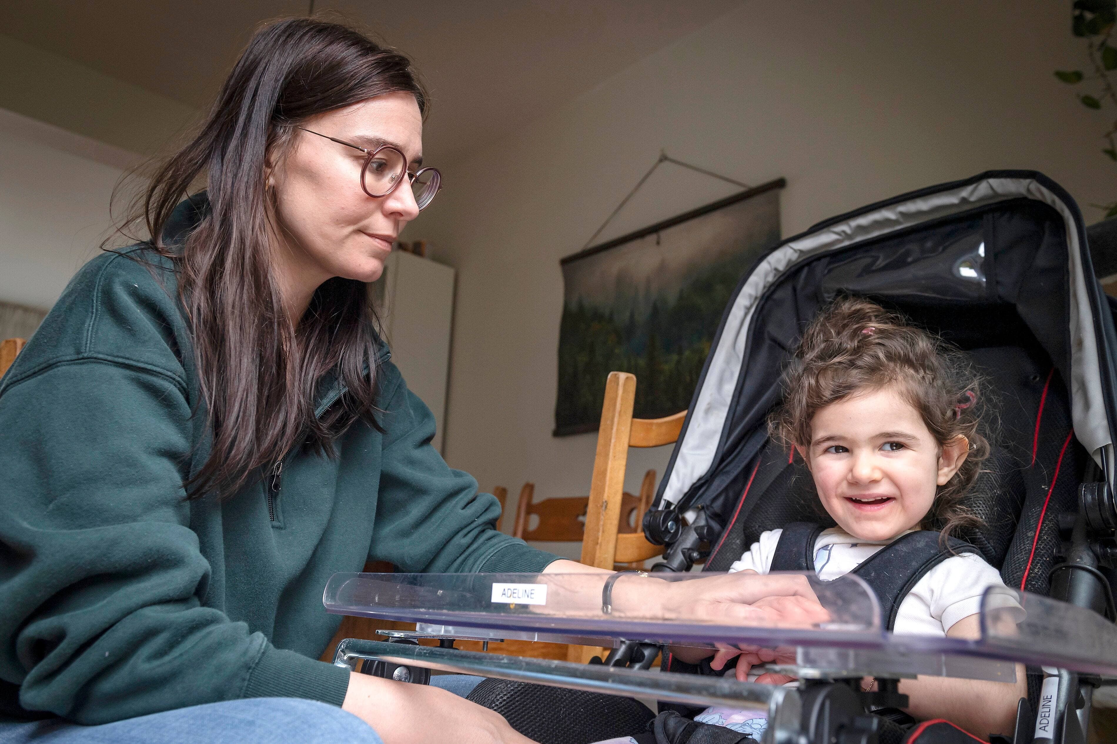Andrée-Anne Racine, avec sa fille, Adeline, à Montréal, déplore toujours attendre des heures de soins à domicile grâce au chèque emploi-service.