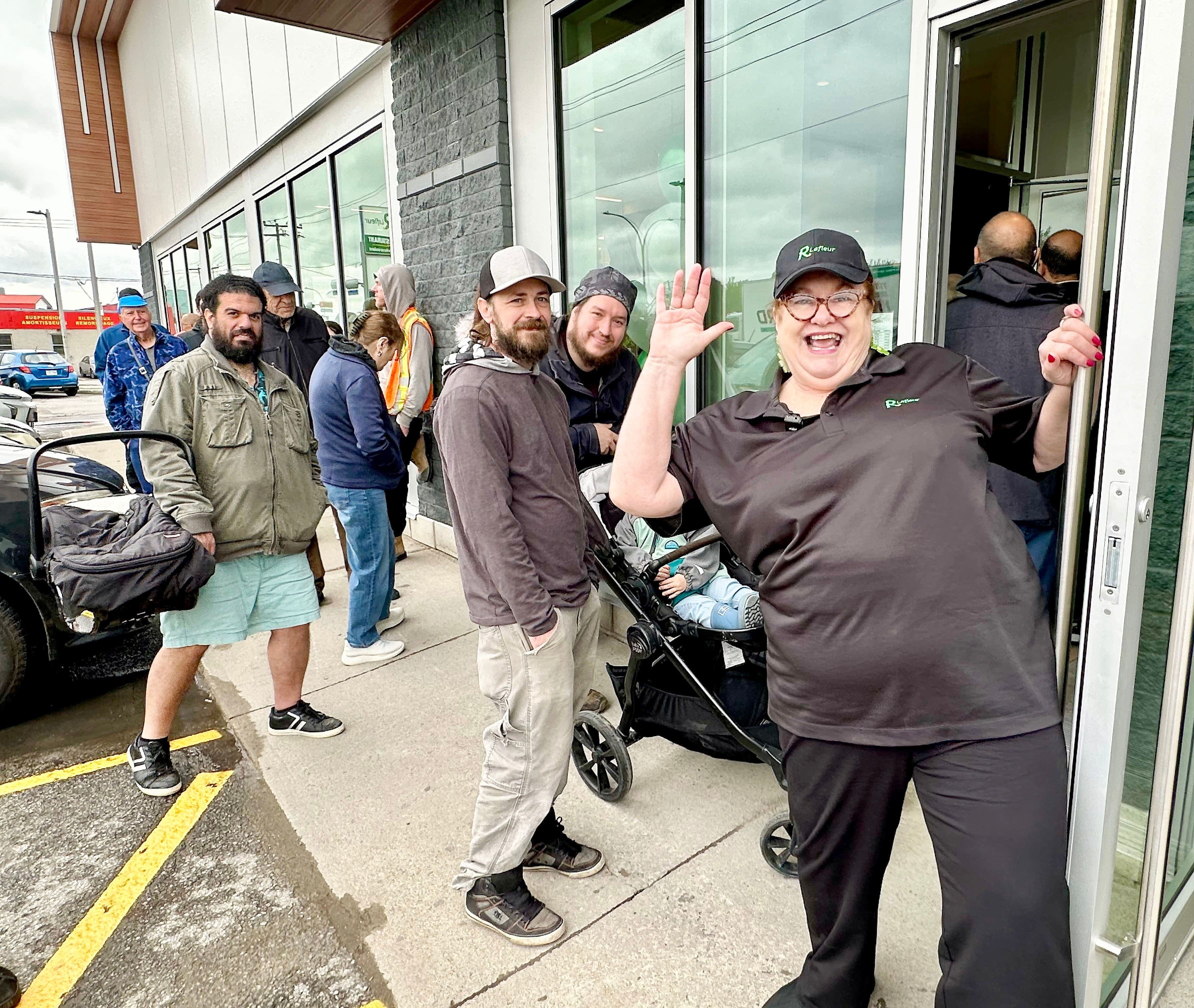 Lucie a ouvert les portes plus tôt que prévu parce que la file devenait trop longue.
