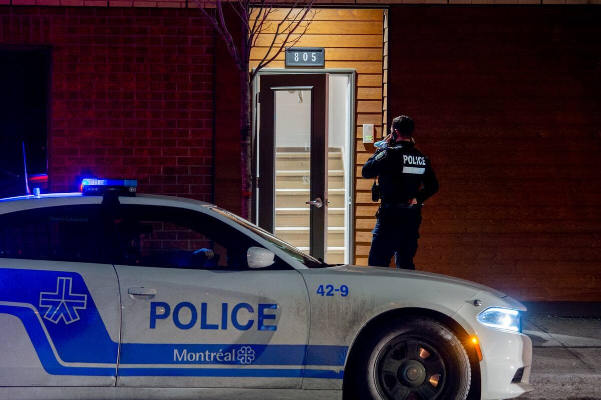 Un homme a été poignardé suite à une altercation survenue à l’intérieur d’un immeuble situé au 805 rue Fleury est, à l’angle de la rue St-Hubert à Montréal. Le 17 Mars 2022. ERIK PETERS/AGENCE QMI