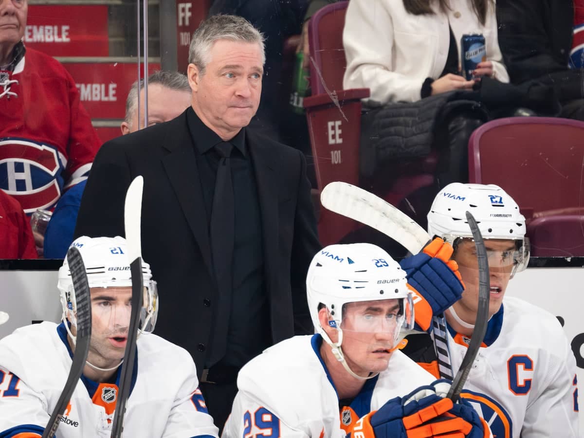 Patrick Roy, derrière le banc des Islanders, le 3 décembre 2024, au Centre Bell.