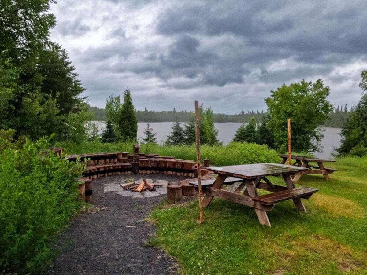 L’aire de détente du Vieux-Quai, accessible à pied ou à vélo, se trouve sur le camping du Camp-de-Touage, dans le secteur du Parc national de la Pointe-Taillon, qui se trouve à Saint-Gédéon au Lac-Saint-Jean.