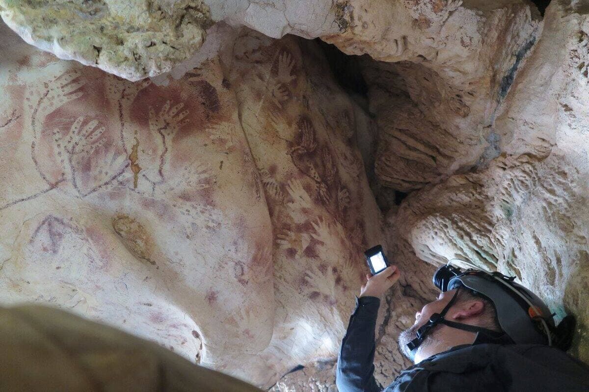 Maxime Aubert, archéologue et géochimiste. Le Québécois d'origine, aujourd'hui professeur à l’université Griffith en Australie, a participé à la découverte de ce qui serait la plus ancienne trace connue d’un acte médical avancé, une amputation exceptionnelle réalisée par un «chirurgien» de l’âge de pierre il y a 31 000 ans.