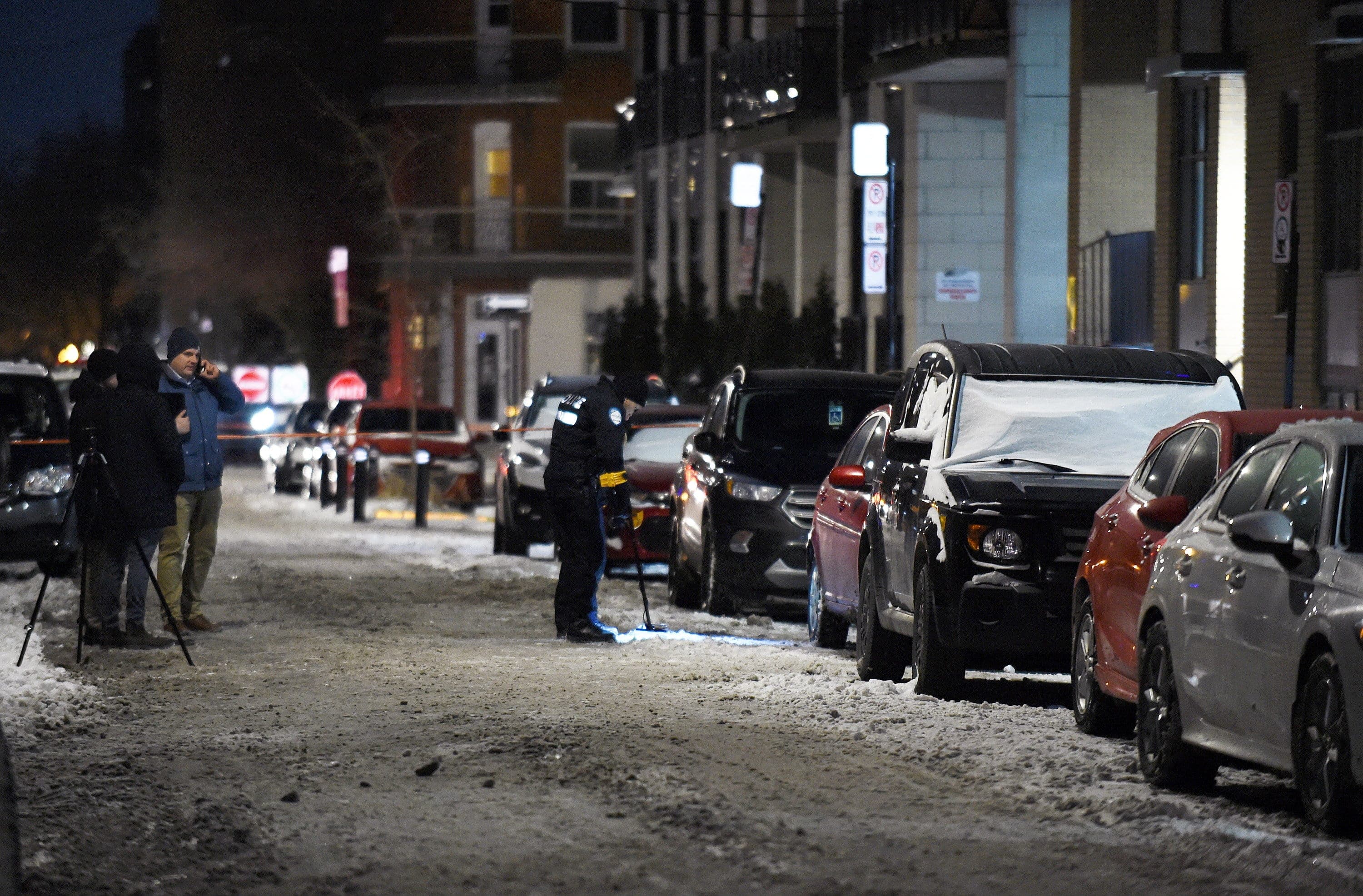 Des policiers sur la scène de crime où des coups de feu ont été tirés sur la maison de la mère du caïd Jean-Philippe Célestin, le samedi 23 mars 2024.