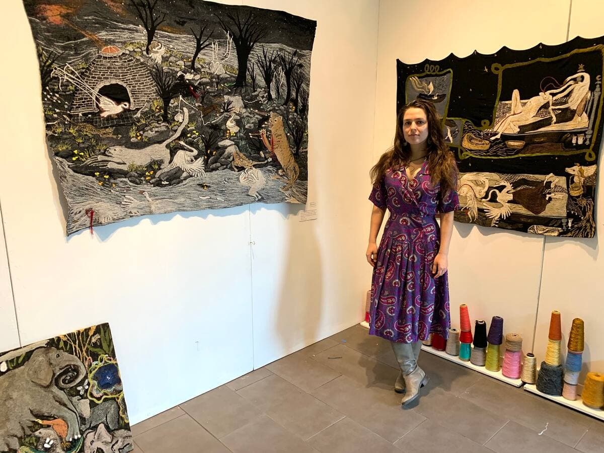 À Montréal, des locaux commerciaux vacants sont transformés temporairement en ateliers d'artistes. Molly Bertheaud tisse de grandes tapisseries mettant des animaux en valeur.