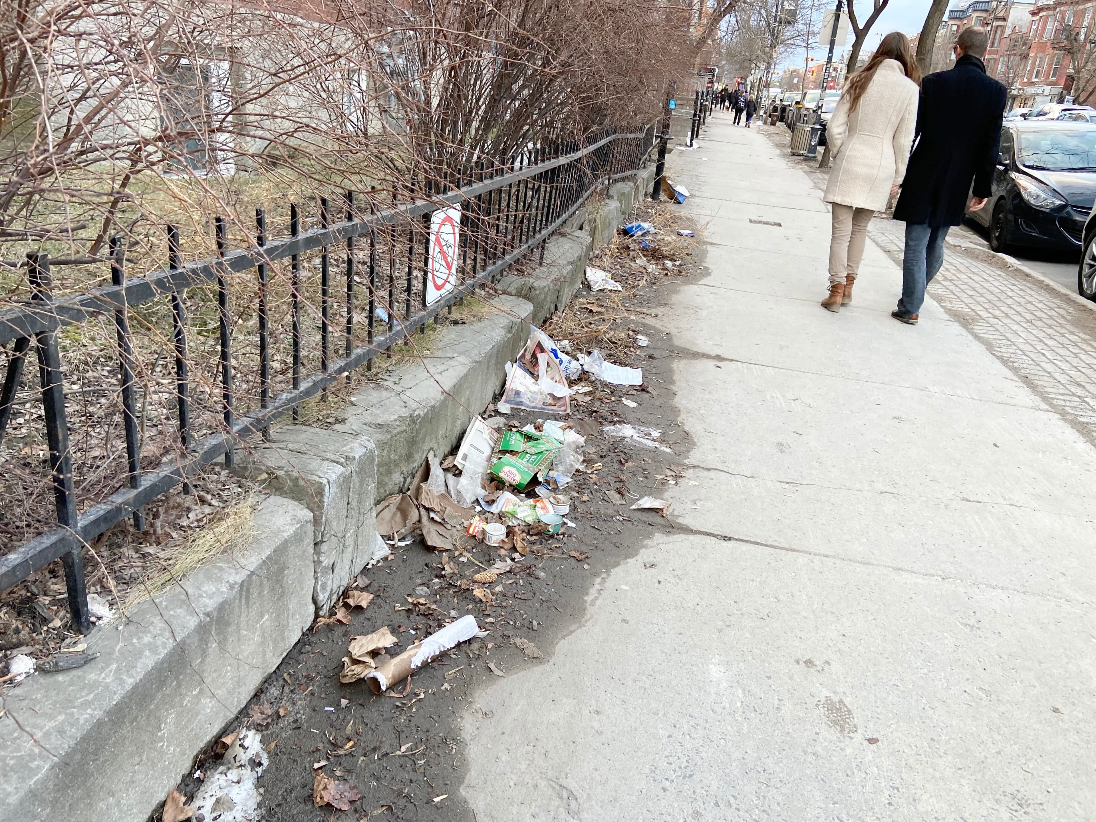 Des déchets au long des trottoirs sur l'avenue du Parc, dans le Mile-End à Montréal.