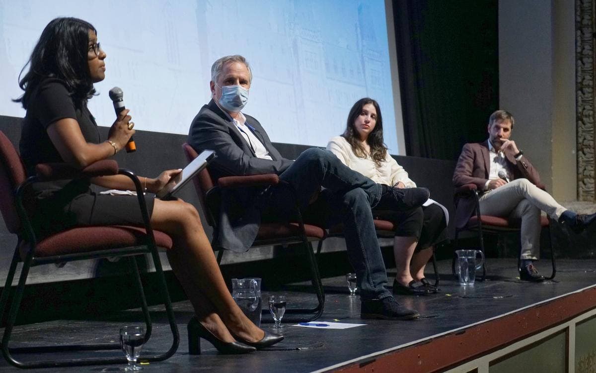 Shophika Vaithyanathasarma (Bloc québécois), Steve Shanahan (Parti conservateur du Canada), Ève Péclet (Nouveau Parti démocratique), et Steven Guilbeault (Parti libéral du Canada).
