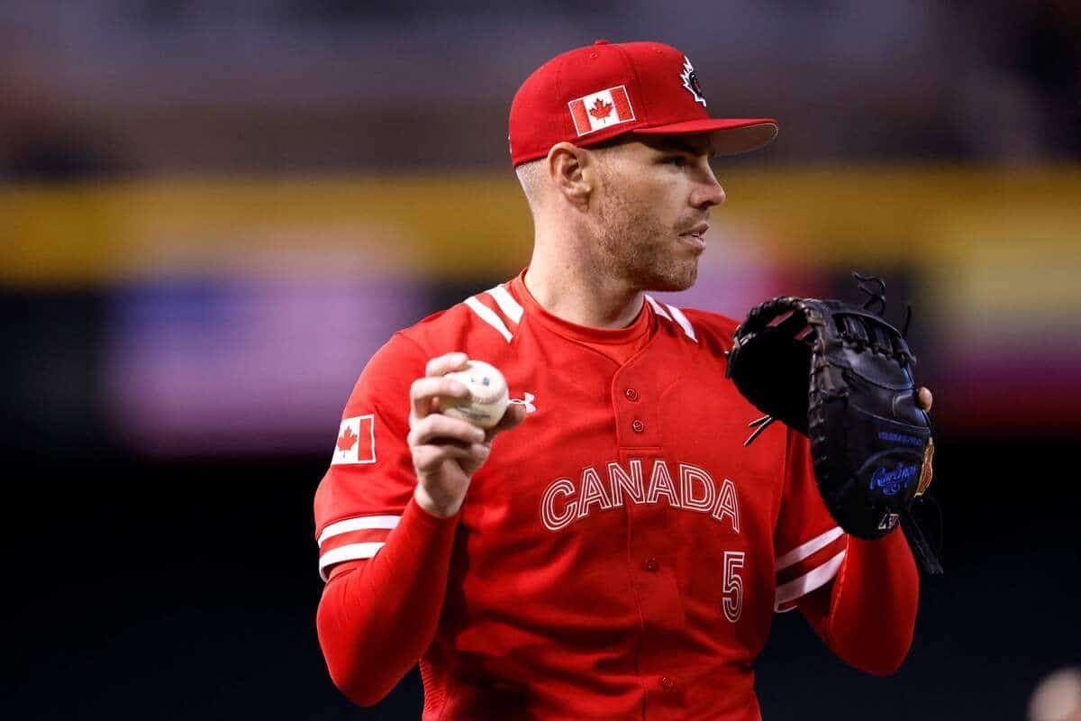 Freddie Freeman porte fièrement l'uniforme du Canada à la Classique mondiale de baseball.