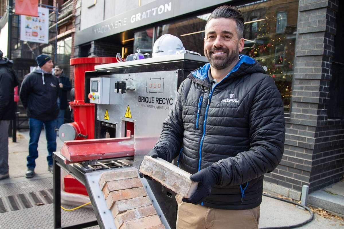 Le président de Maçonnerie Gratton, Tommy Bouillon, a présenté le prototype de son invention lundi devant les bureaux de sa compagnie, à Verdun.