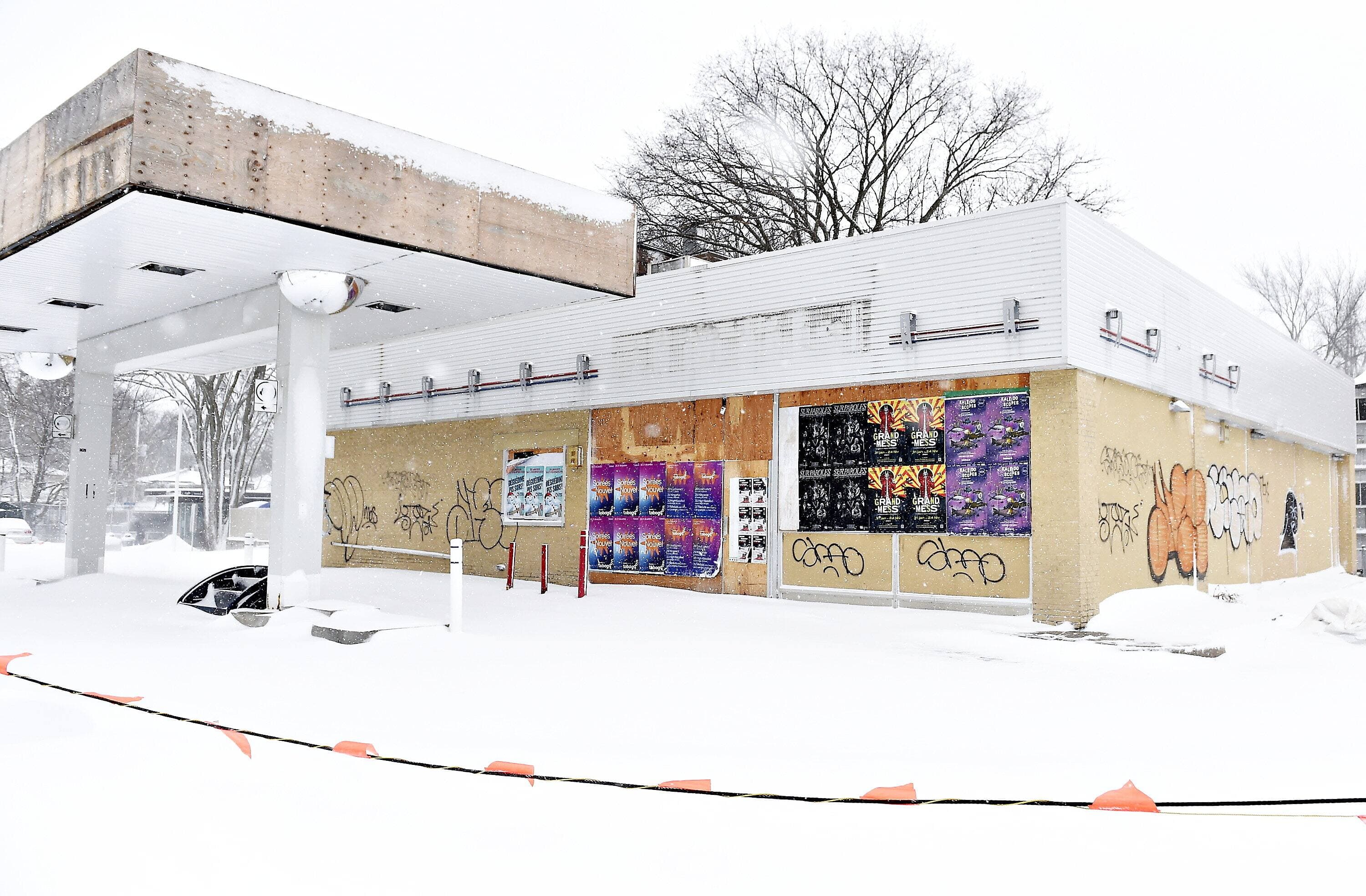 Ancienne station-service d'Alimentation Couche-Tard située sur le boulevard René-Lévesque Ouest à Québec.