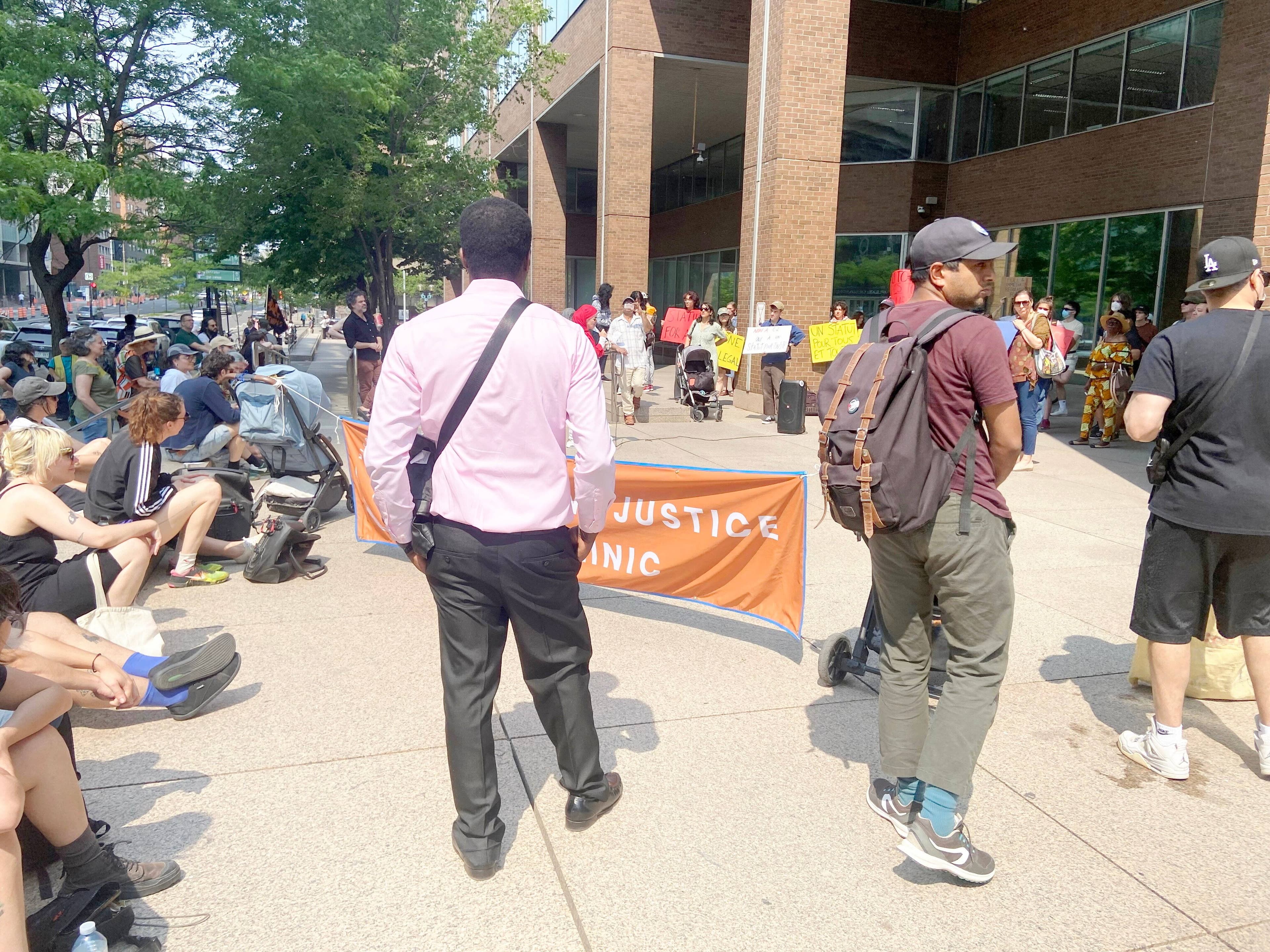 M. Derat, un réfugié haïtien installé à Montréal, craint que sa famille installée aux États-Unis ne soit déportée en raison d’un nouveau décret américain le 8 juin 2025.