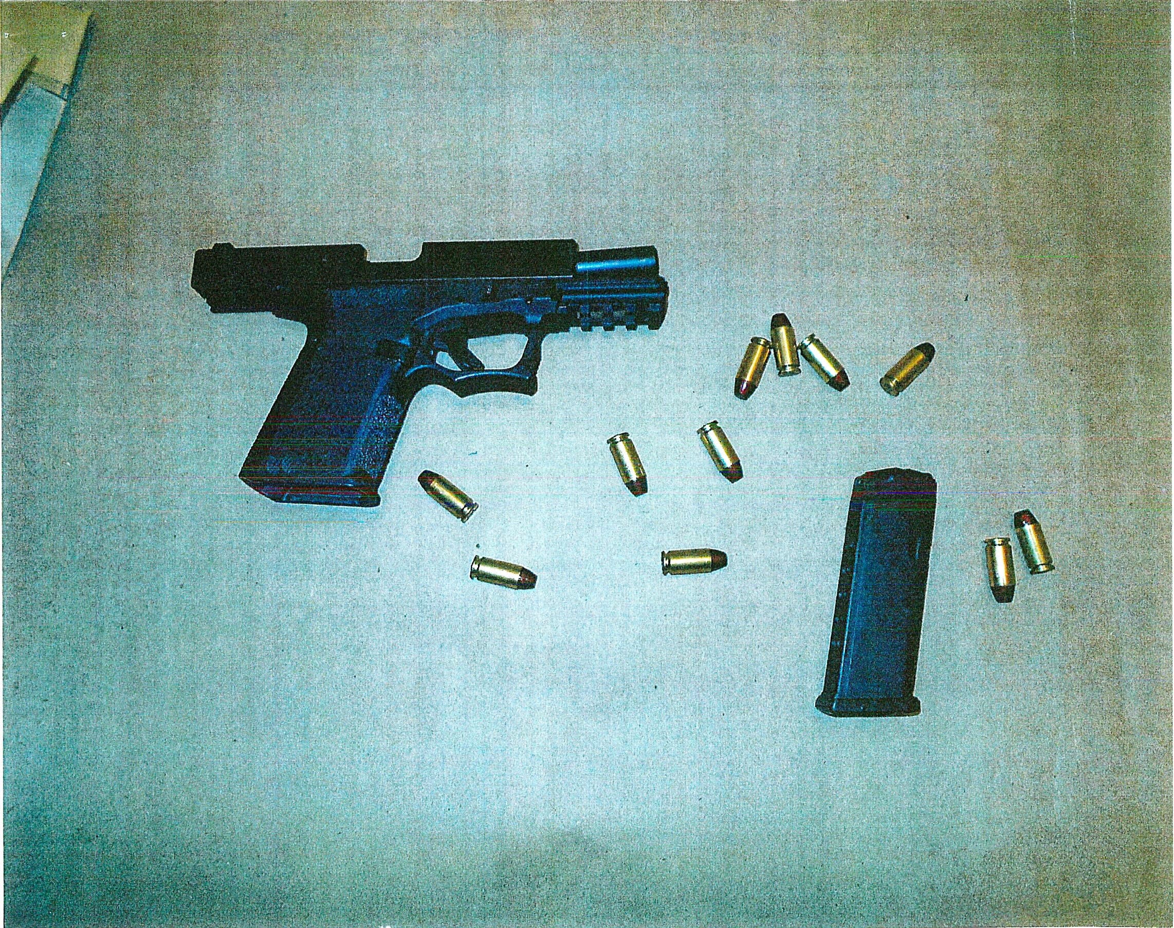 Photos déposées dans le dossier d’Abdel Karim Chemlal, qui s’est fait arrêter avec une arme à feu chargée dans sa sacoche masculine («man purse») à Montréal le 19 juillet 2019. Courtoisie de la cour