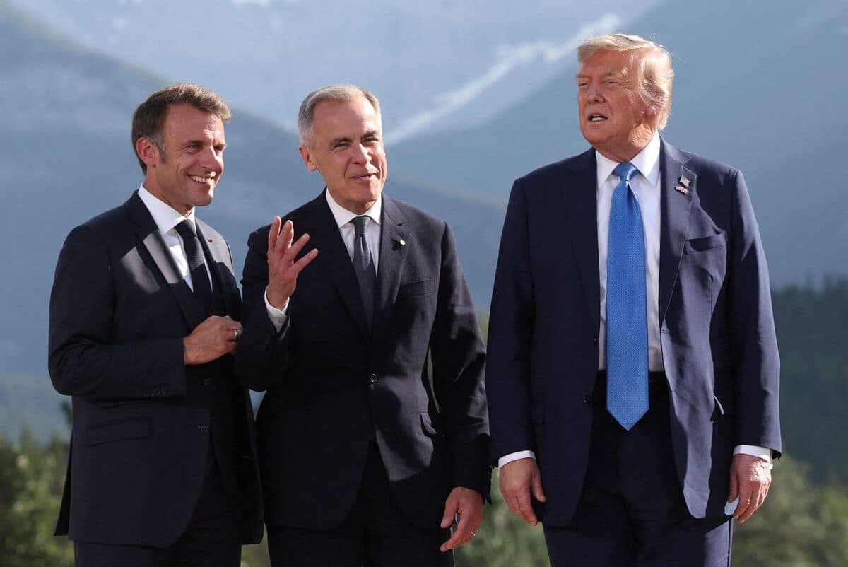 Le président français, Emmanuel Macron, le premier ministre canadien, Mark Carney, et le président des États-Unis, Donald Trump, lors du sommet du G7 le lundi 16 juin, à Kananaskis, en Alberta.