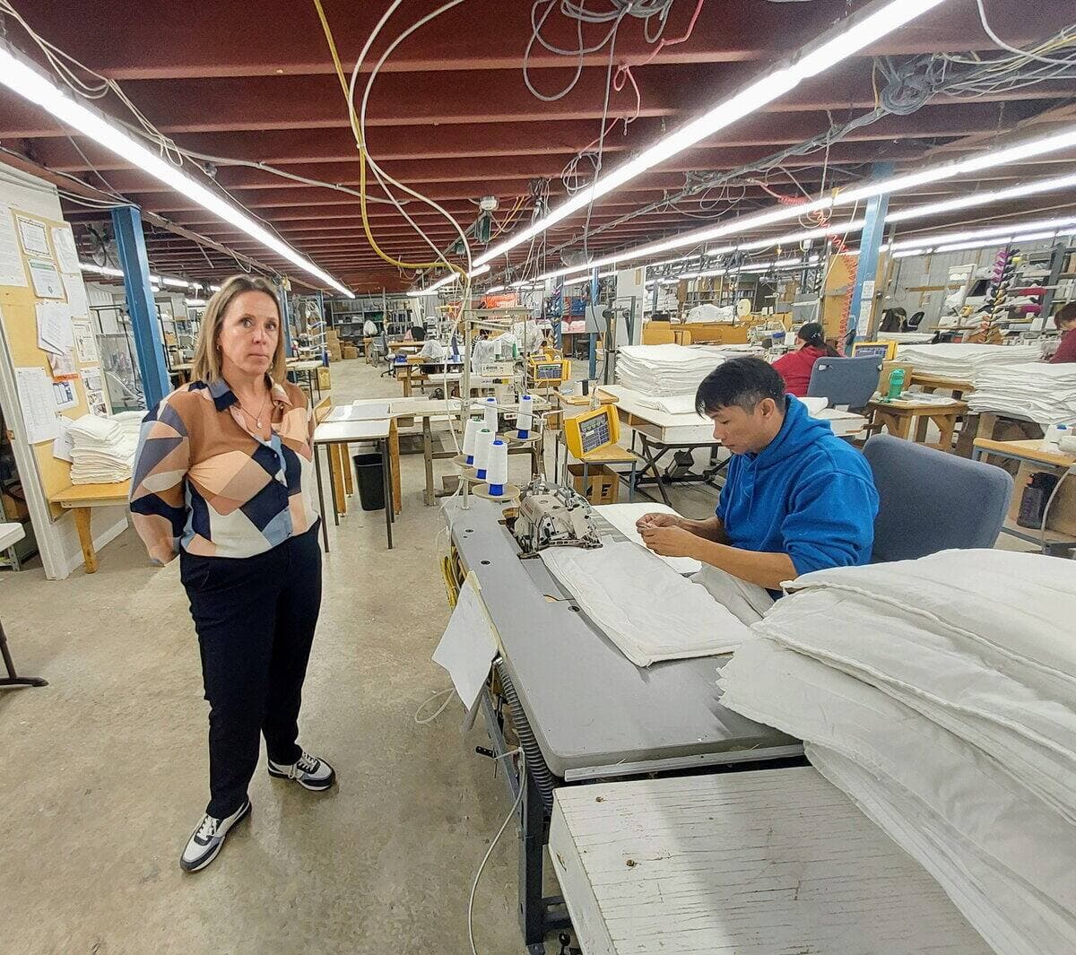 Pascale Pelletier, présidente-directrice générale de Textile Gauvin et un travailleur originaire des Philippines, Joel Cesar Jr.