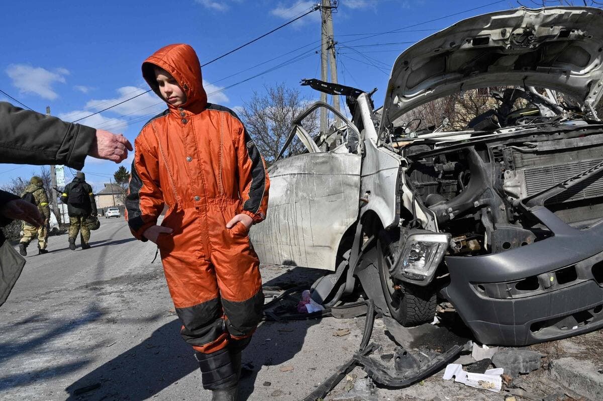 Un véhicule détruit par des frappes russes près de Kyïv.