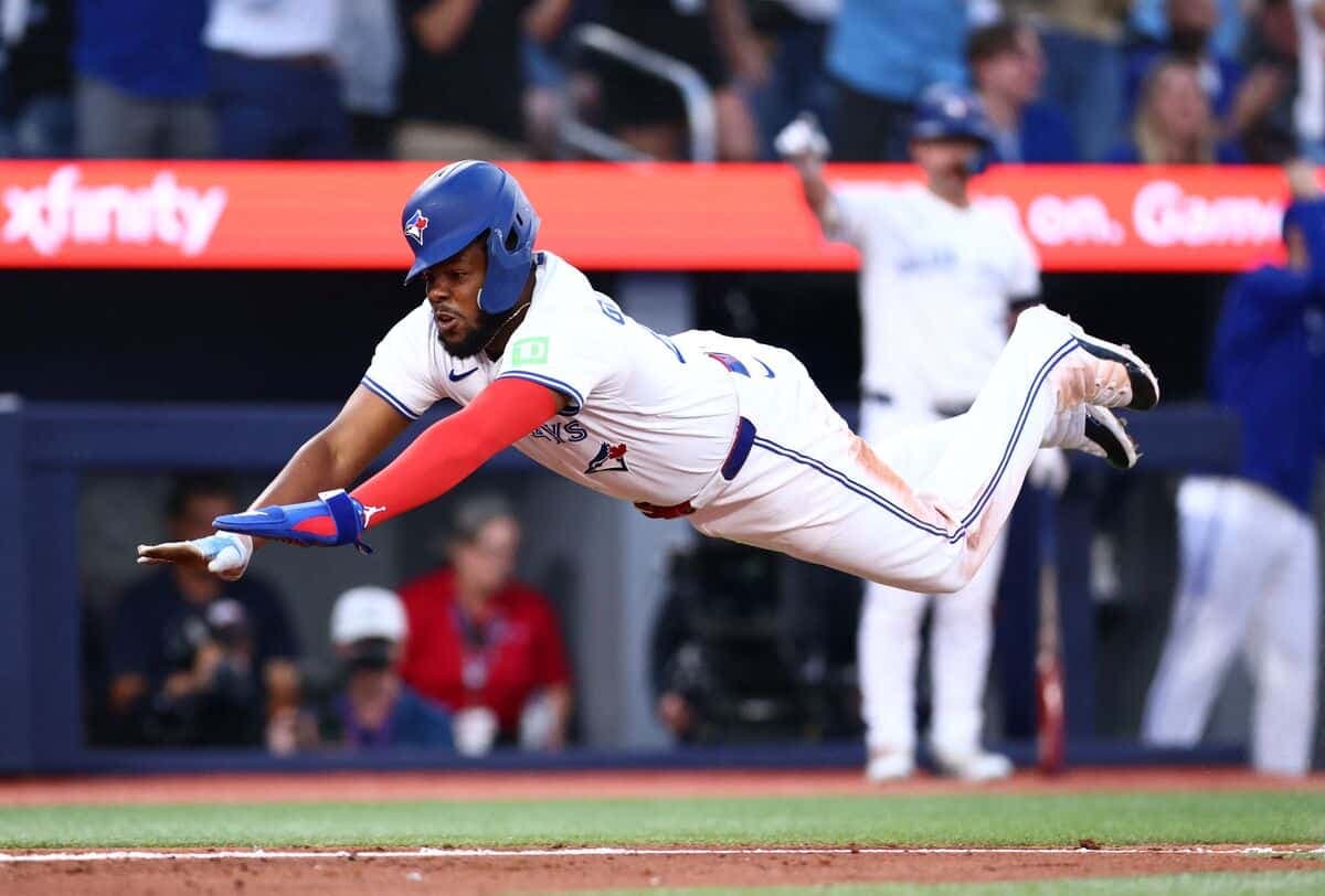 Vladimir Guerrero fils a plongé au marbre pour marquer un point, en cinquième manche, le lundi 21 juillet 2025, au Rogers Centre.