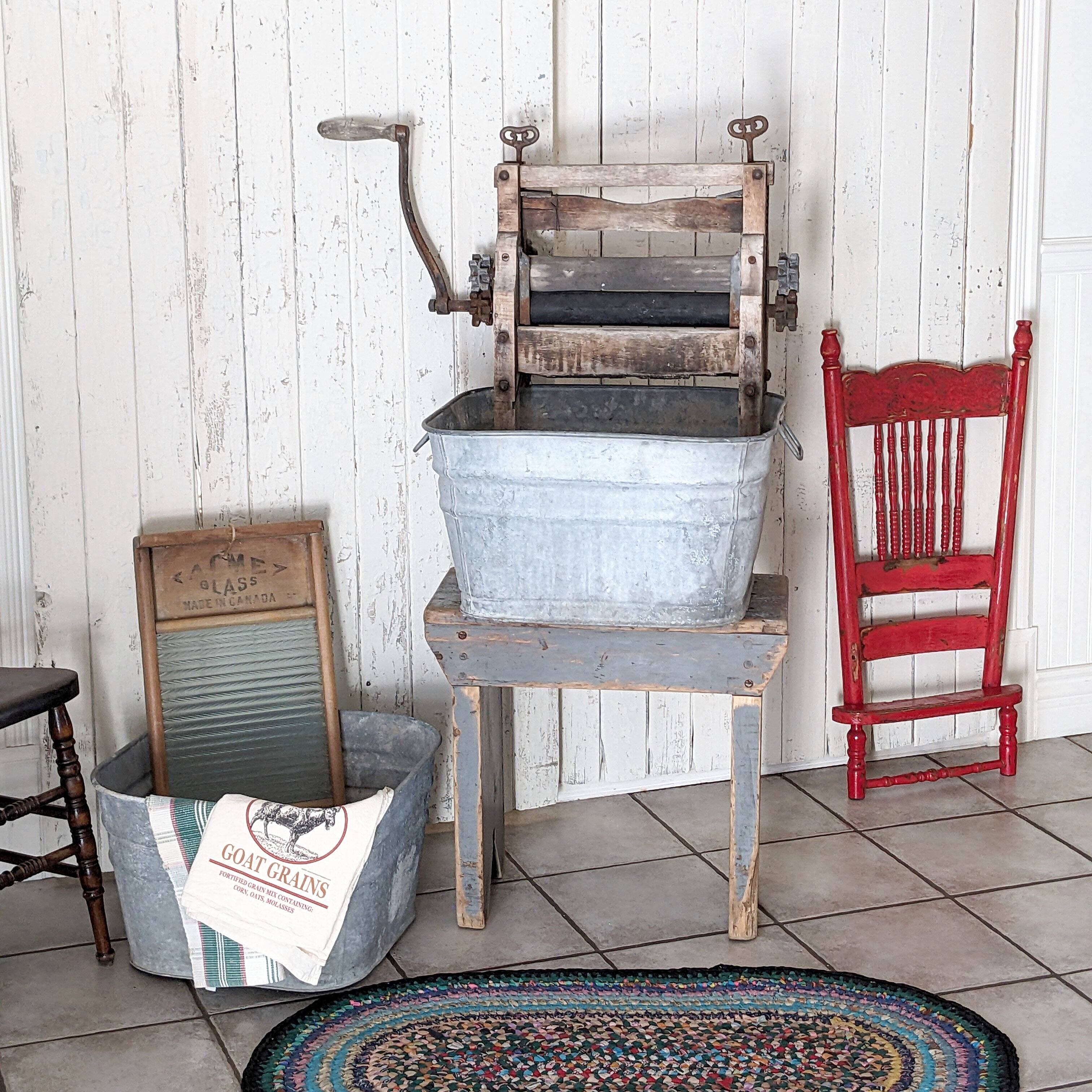 Ancien tordeur en bois (#3205), se fixe sur une cuve de métal ou tout simplement déposé sur une tablette pour agrémenter votre décor. 17 po X 19,5 po, Brocante La Reconquête, 40$

Cuve carré acier galvanisé antique (#AC281), 18,5 po X 18,5 po X 11,5 po de haut, Brocante La Reconquête, 35$ 

Planche à laver ACME antique (#AC198), bois et verre cannelé, 12 po de large X 24 po de haut X 2,25 po d’épaisseur, Brocante La Reconquête, 40$