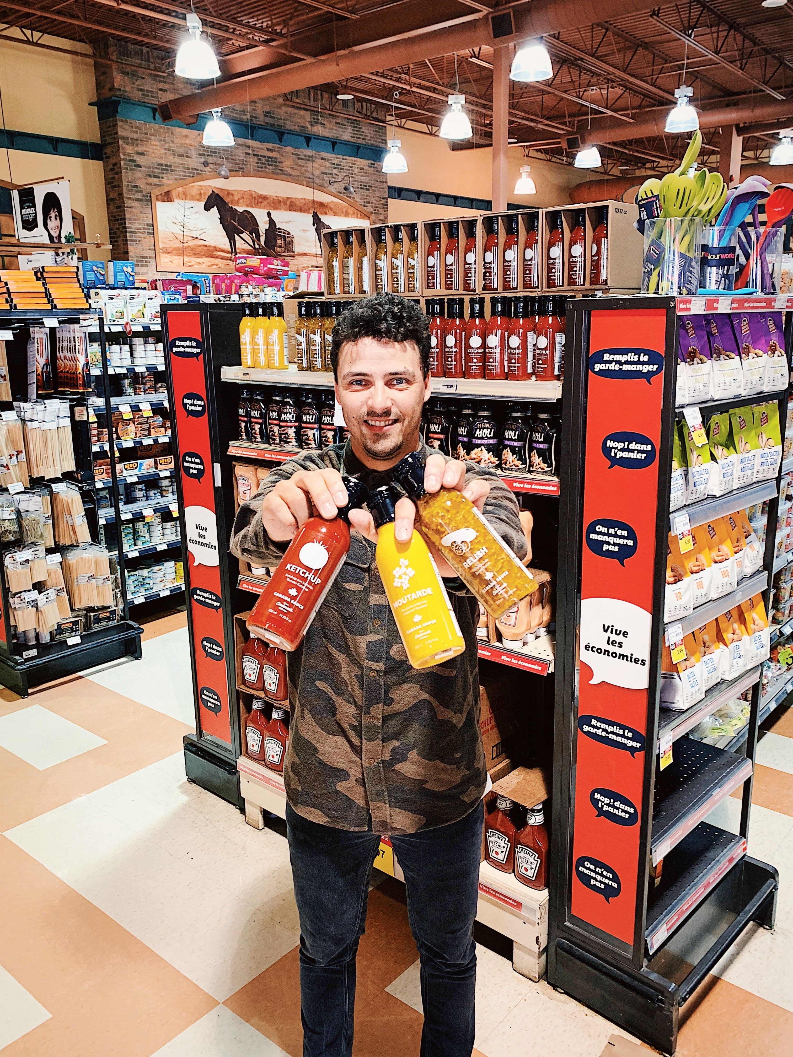 Les condiments de Canada Sauce sont de retour sur les tablettes du Québec après une faillite de 6,6 millions $ en janvier. Sur la photo, le PDG Simon-Pierre Murdock.