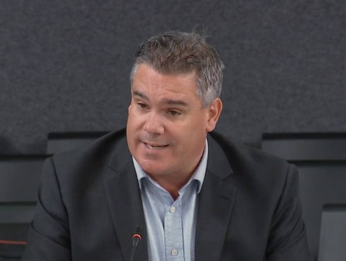 Le directeur des affaires publiques de la Corporation des propriétaires immobiliers du Québec (CORPIQ), Marc-André Plante, lors des consultations sur le projet de loi 31 sur l’habitation, jeudi, au parlement, le 15 septembre 2023.  CAPTURE D'ÉCRAN DU SITE DE L’ASSEMBLÉE NATIONALE DU QUÉBEC / AGENCE QMI