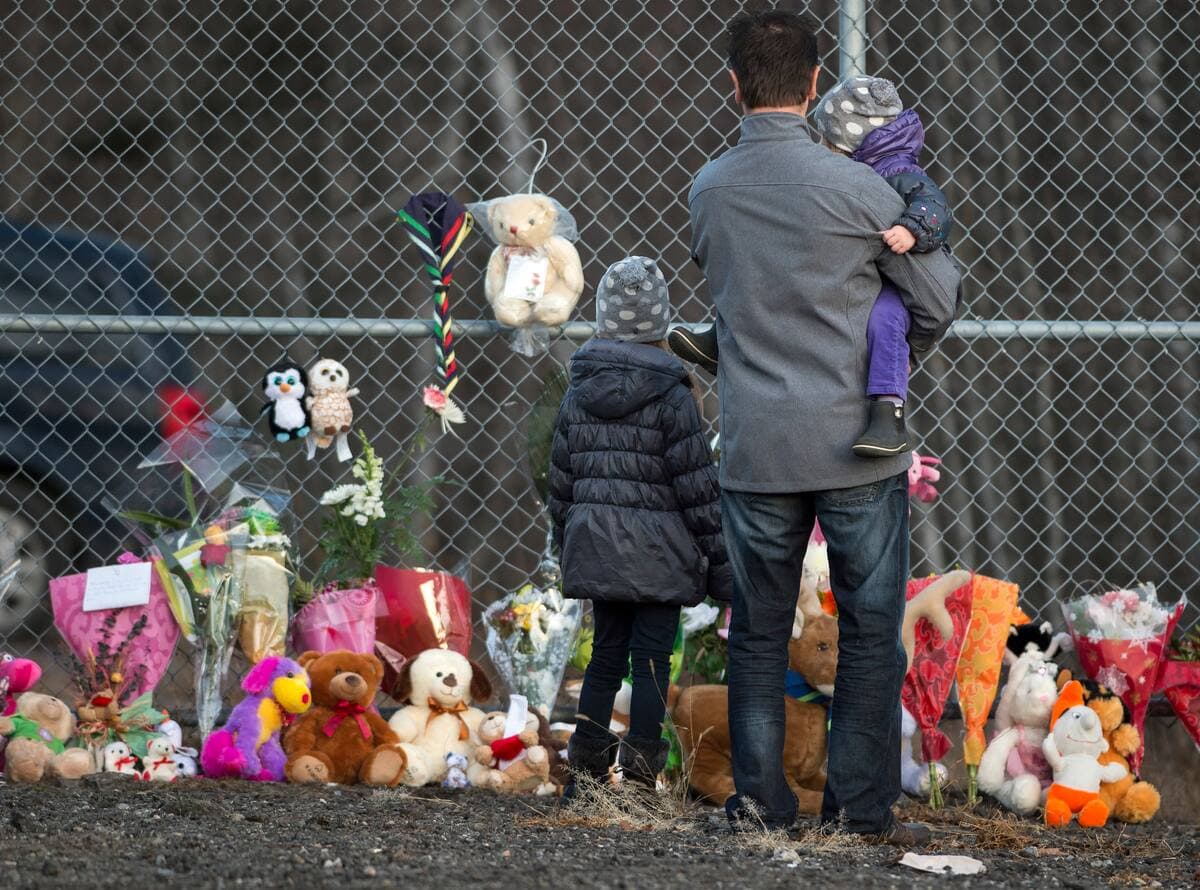 Dans les jours qui ont suivi la découverte des ossements de Cédrika Provencher près de la sortie 210 de l’autoroute 40 à Saint-Maurice en décembre 2015, les gens sont venus se recueillir à l’entrée de la zone de recherche.