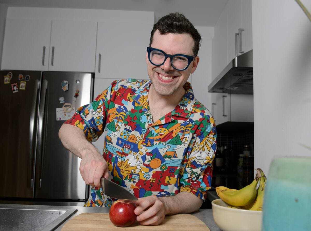 Simon Boulerice raconte ses infortunes culinaires et toutes sortes d’anecdotes savoureuses dans son nouveau livre, «Ma vie au micro-ondes».