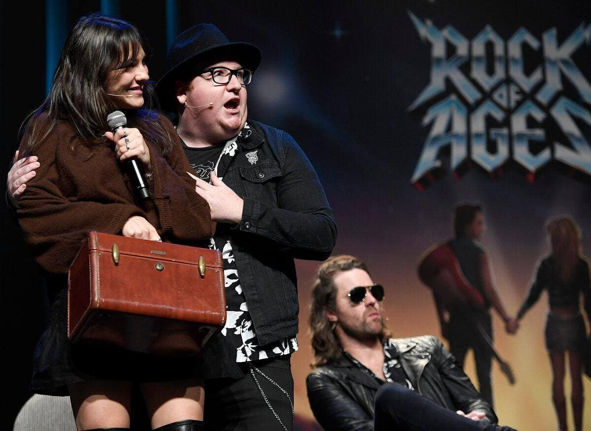 Les principaux comédiens de Rock of Ages ont donné un aperçu du spectacle aux médias, mercredi, au Capitole. Ici, Tommy Joubert, alias Loony, présente le personnage de Sherrie, joué par Lunou Zucchini.