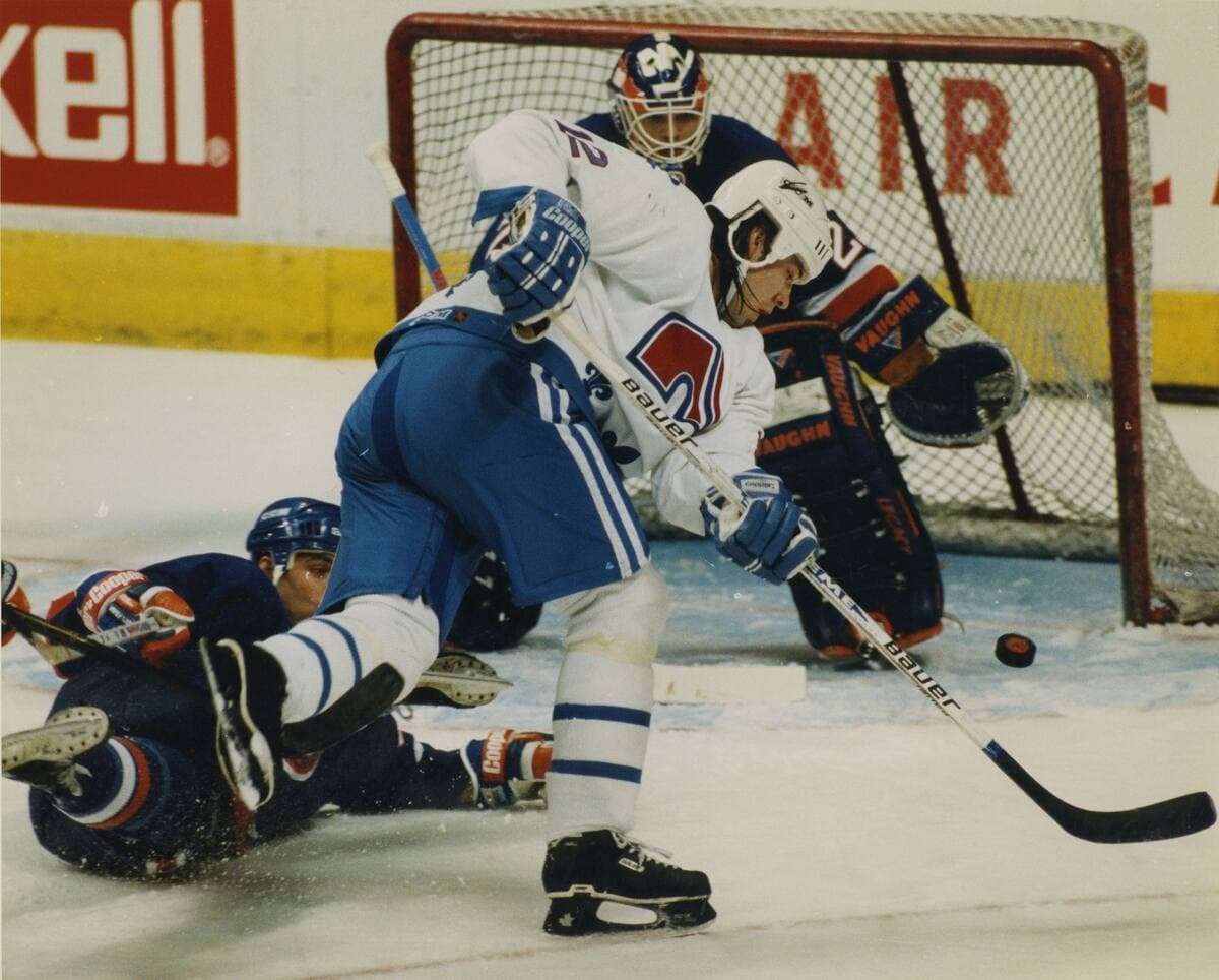 En mars 1995, Chris Simon à l’œuvre pour les Nordiques