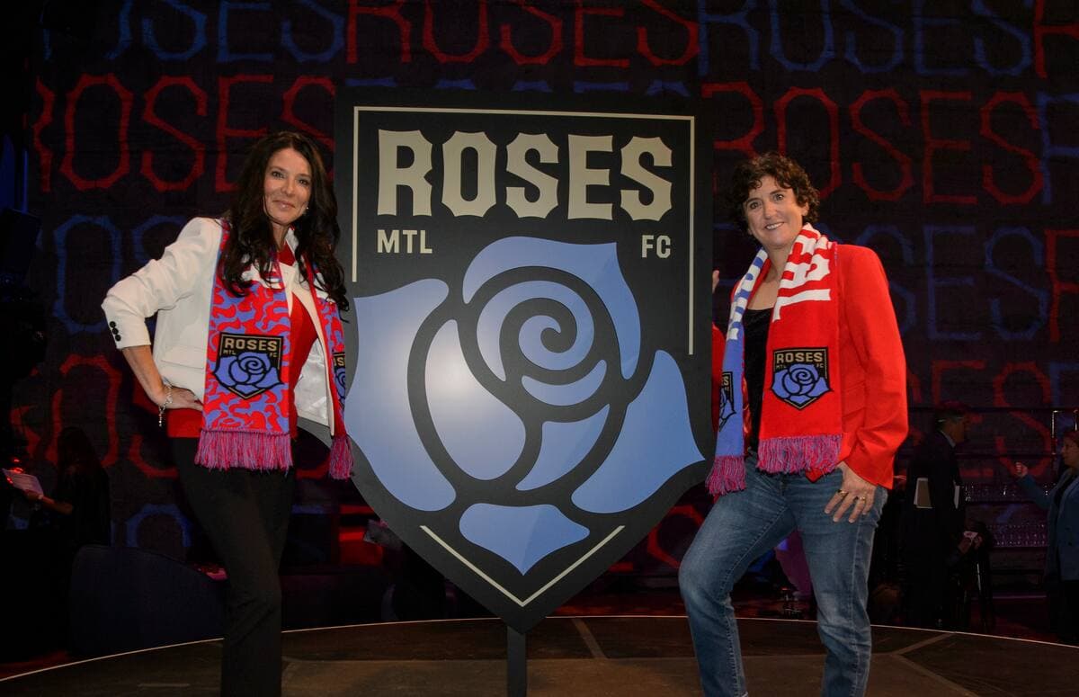 La présidente des Roses de Montréal, Annie Larouche, et la directrice sportive de l'équipe professionnelle de soccer féminin, Marinette Pichon, lors du dévoilement du logo, en octobre.