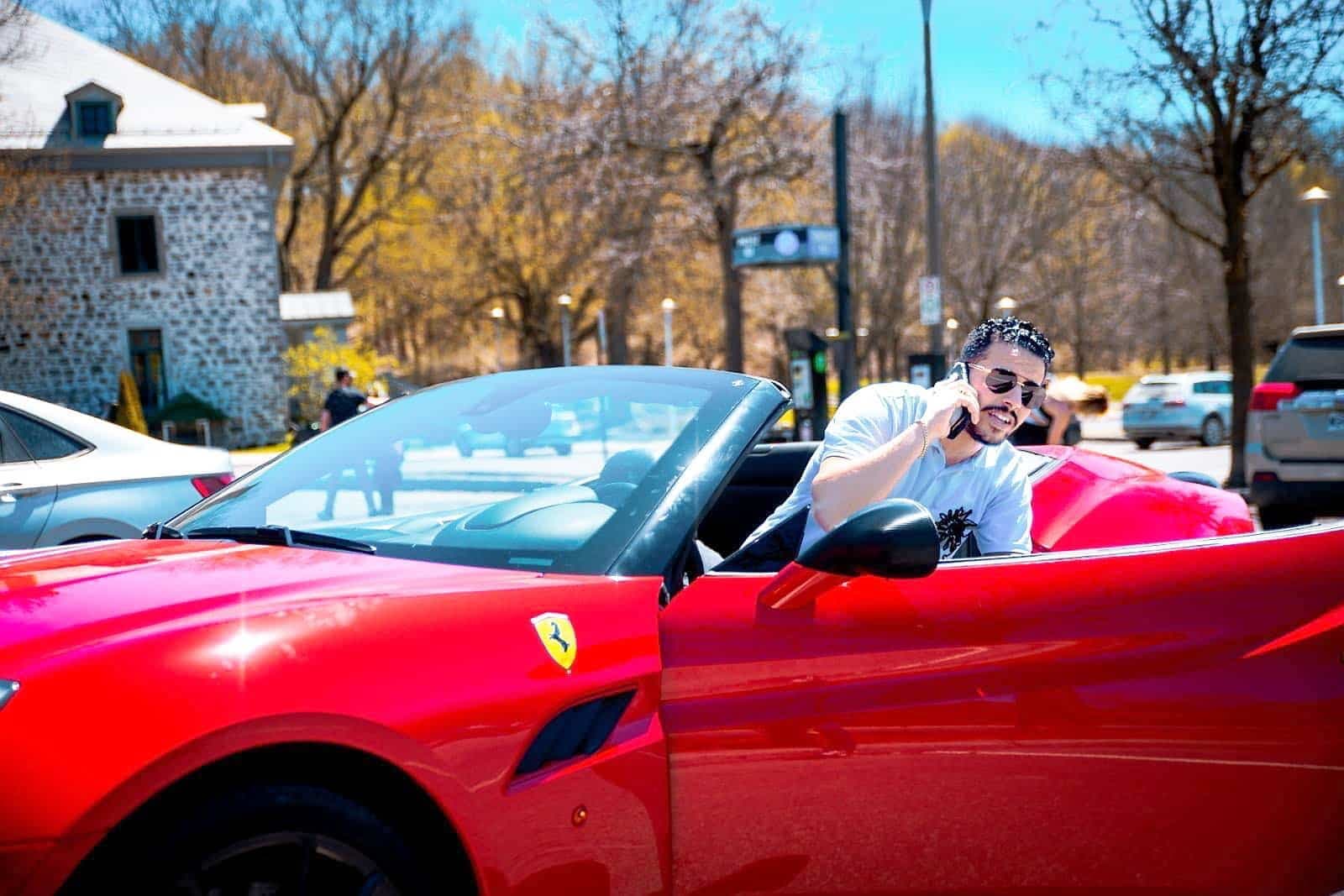 Portrait de Sabri Zammouri, un vendeur de voitures de Longueuil qui vient de perdre ses permis de commerçant après avoir retiré jusqu’à 74 000km des odomètres sur certaines voitures. On le voit ici à bord d’une luxueuse Ferrari.