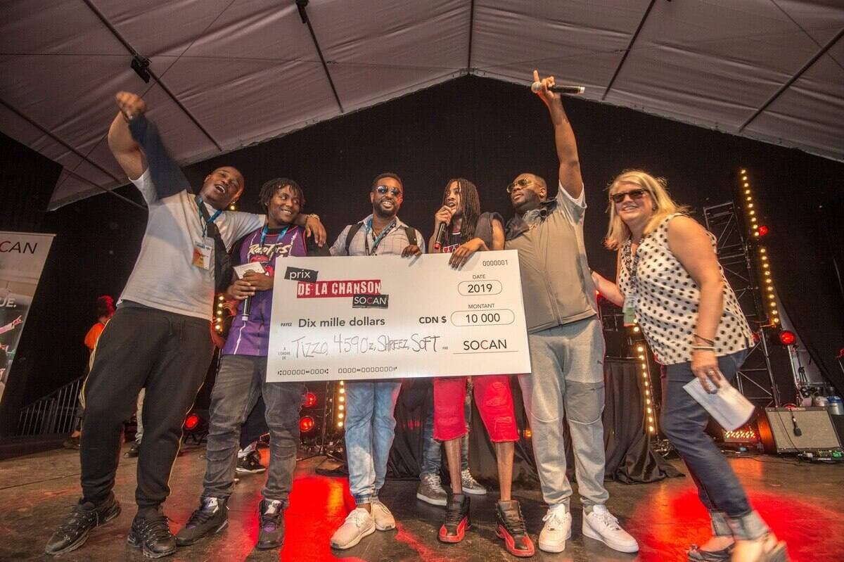 Le rappeur québécois Tizzo a gagné le Prix de la chanson SOCAN 2019 grâce à sa pièce «On fouette». En compagnie de ses collaborateurs, il a accepté le chèque de 10 000 $ qui lui a été remis mercredi soir, à Montréal. Sur la photo: Marc Casseus (4590'z), Shawn Volcy (Shreez), Teddy Laguerre (Tizzo), Widney Bonfils de la SOCAN, Vladimi Methelus (Soft) et Geneviève Côté de la SOCAN. PHOTO COURTOISIE/Victor Diaz Lamich / Francos