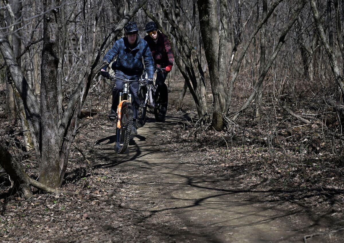 Des adeptes de vélo de montagne profitant des sentiers La Marmota, en 26 avril 2024. Le site a été démantelé depuis et l'administration Marchand a promis d'aménager d'autres sentiers à Cap-Rouge.