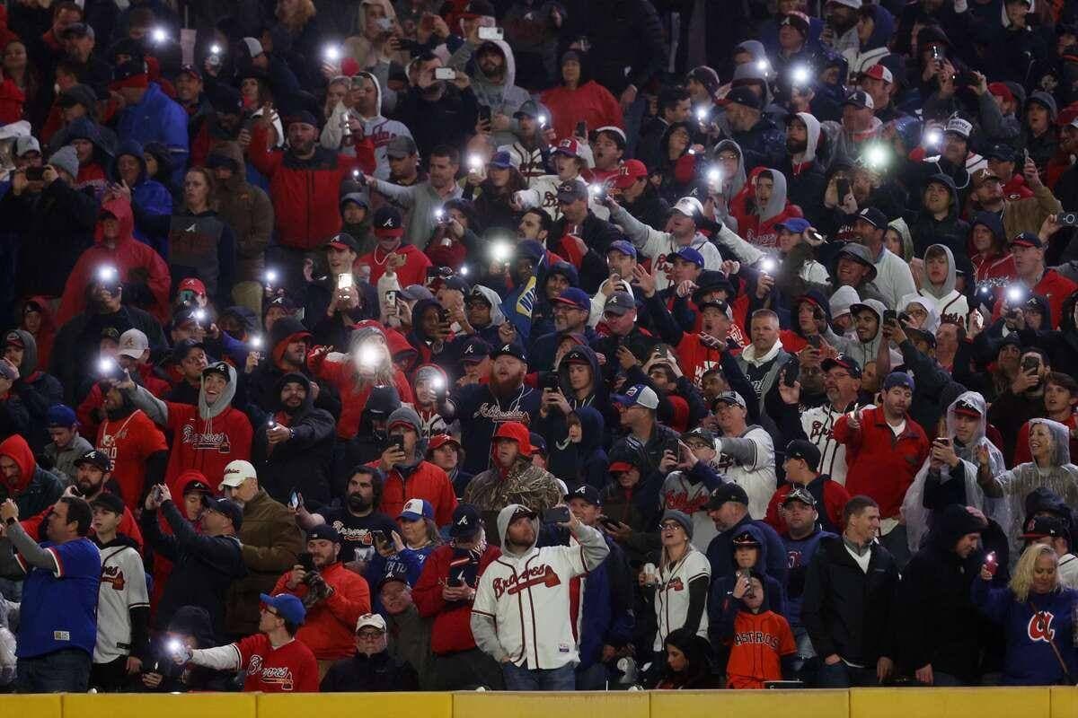 Les fans font "la côtelette" lors de la quatrième manche du troisième match des World Series entre les Astros de Houston et les Braves d'Atlanta à Truist Park le 29 octobre 2021 à Atlanta, en Géorgie.