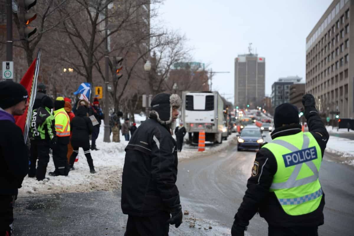 Des manifestants du «Convoi de la liberté» étaient présents vendredi après-midi vers 16h devant l’Assemblée nationale, à Québec, le 4 février 2022. MARCEL TREMBLAY / AGENCE QMI