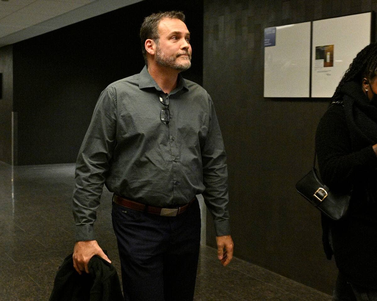 Martin Larouche, coupable d'avoir menacé Sophie Durocher lors d'une publication en ligne. Il est vu ici, au palais de justice de Montréal, le mercredi 16 octobre 2024.