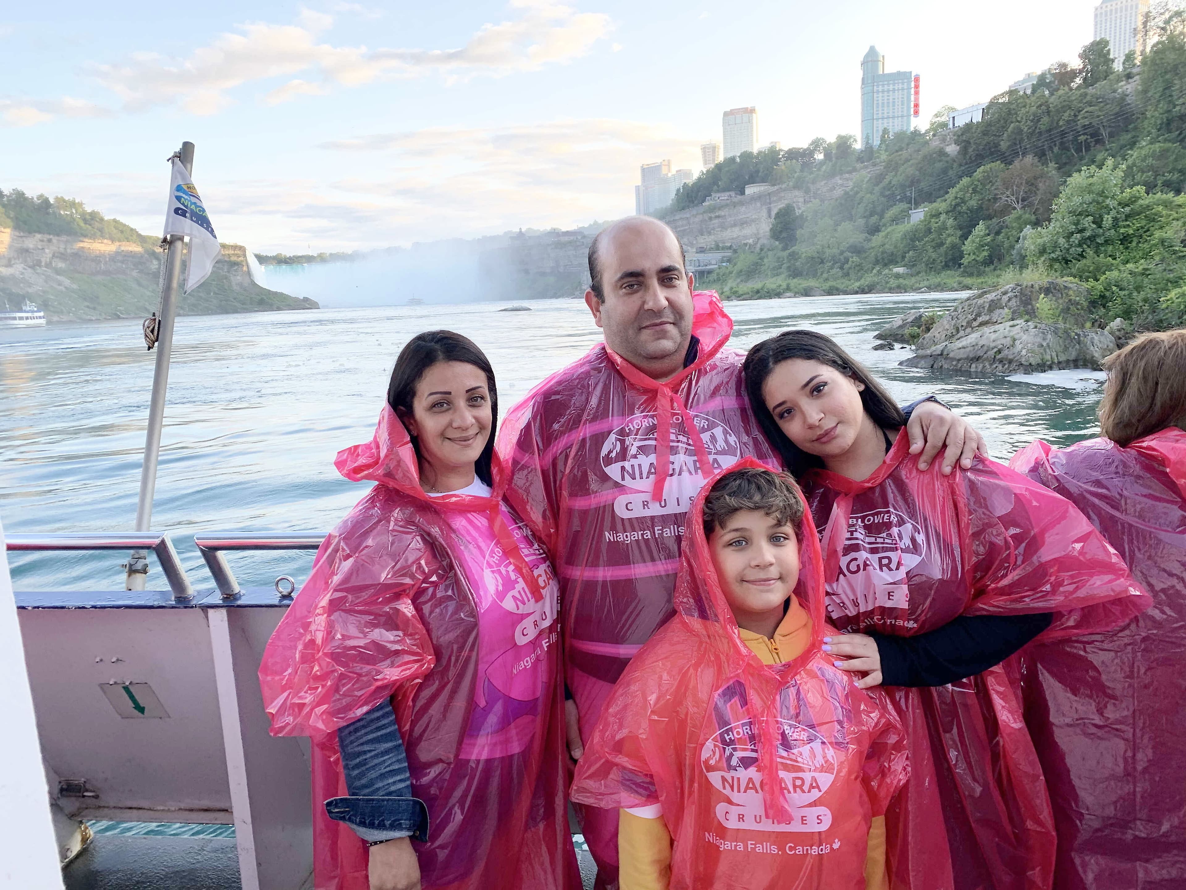 Mayssem Bouzidi et Ferid Belkadhi ont emmené leurs enfants, Leila et Aziz, visiter les chutes Niagara en 2019, bien avant qu'ils n'obtiennent finalement la résidence permanente en 2025.