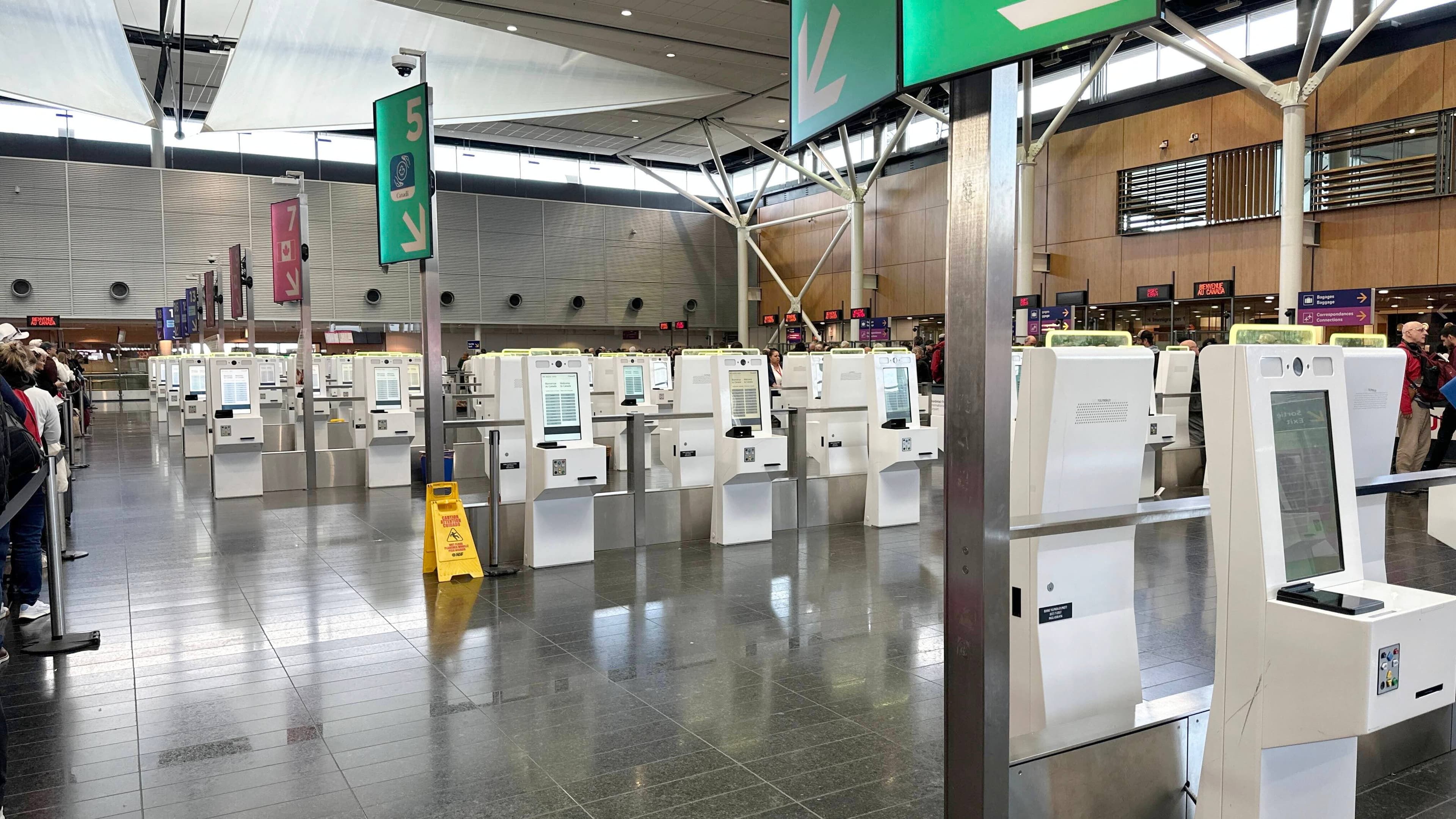 Une panne informatique a touché les bornes traitant les déclarations douanières à l’atterrissage des passagers, le lundi 7 avril, à Montréal-Trudeau.