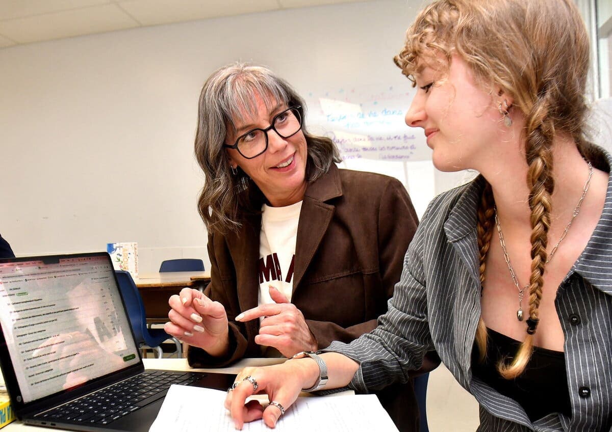 Ève Larouche enseigne le français à l’école secondaire des Bâtisseurs, à Jonquière. L’enseignante, que l’on voit ici en compagnie d’une élève, utilise l’outil d’intelligence artificielle Emilia pour être assistée dans la correction de textes.
