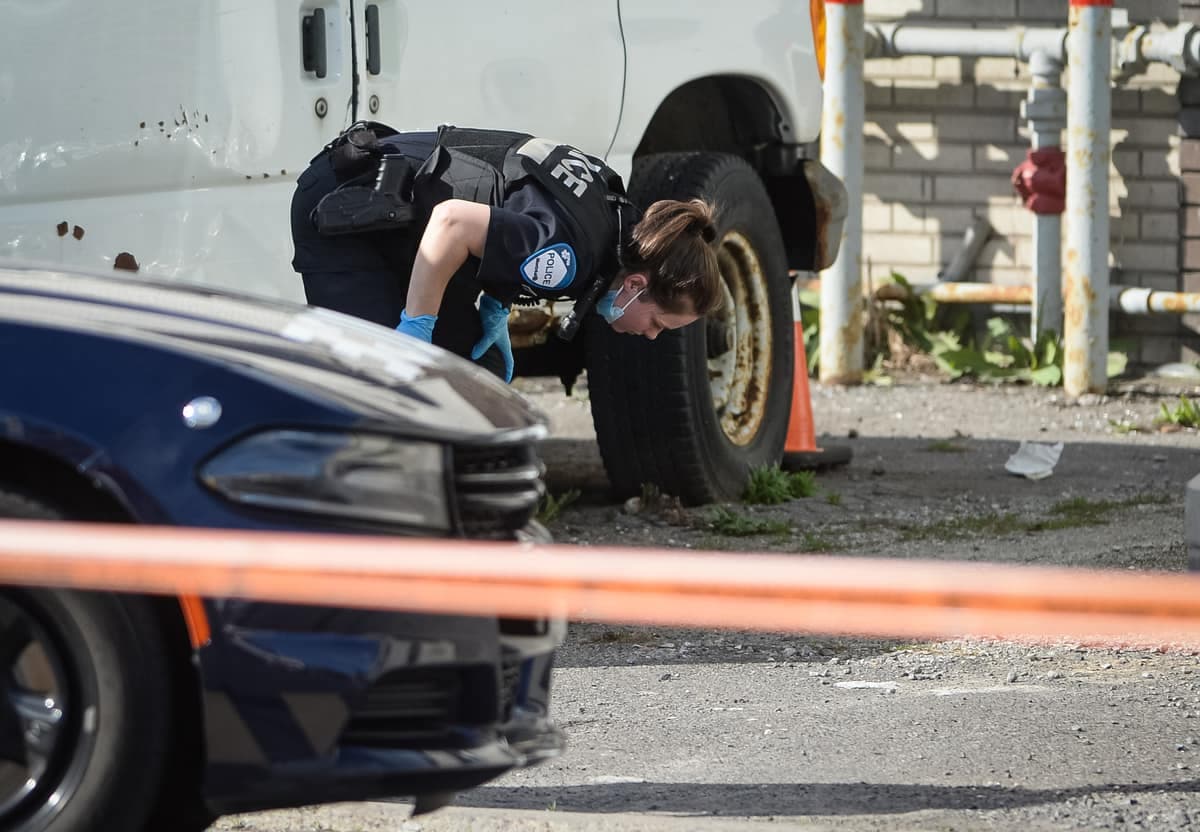 Une policière était à la recherche d’indices à la suite des coups de feu.